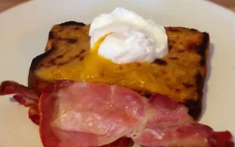 welsh rarebit on toast with poached egg